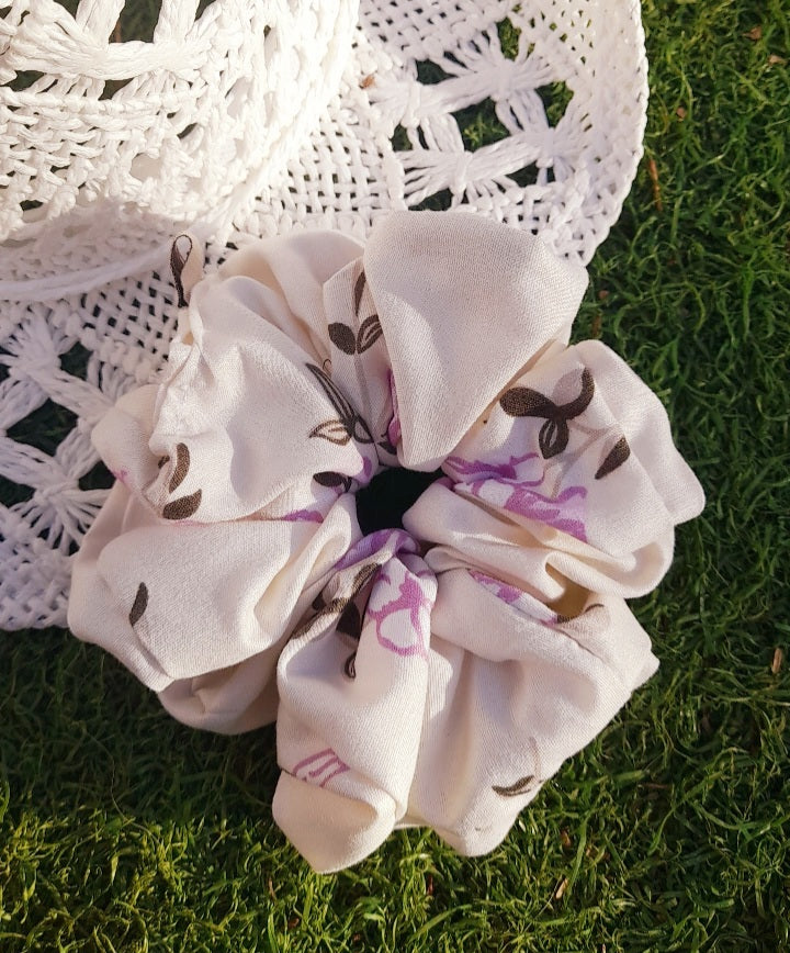 Scrunchie Marfim em Flor