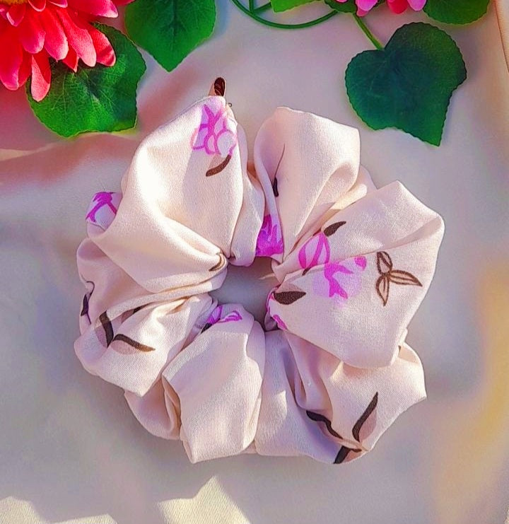 Scrunchie Marfim em Flor